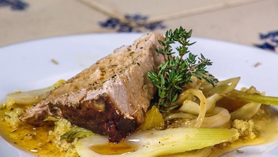 Rollbraten mit Couscous und Fenchelgemüse auf einem Teller serviert. © NDR Foto: Florian Kruck