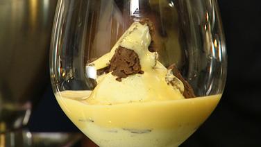 Zabaione mit Schokoladenraspeln in einem Glas. © NDR Foto: Florian Kruck