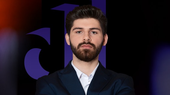 Yasin Güler vor dem Logo der Sendung deep und deutlich © NDR | Beba Lindhorst 