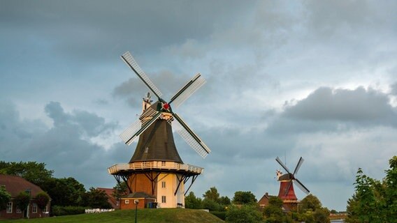 Zwei Windmühlen vor wolkigem Himmel © Benjamin Jaworskyj Foto: Benjamin Jaworskyj