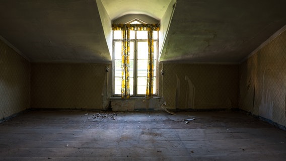 Ein Fenster in einem verlassenen Hotel. © Benjamin Jaworskyj & TV Plus Foto: Benjamin Jaworskyj