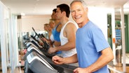 Senior trainiert auf einem Laufband im Fitnessstudio. © colourbox Foto: -