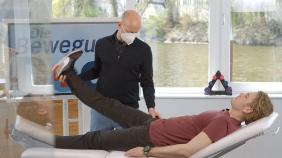 After a medical marathon on board the practical barge: student Nicolas O. suffers from severe back pain.  Movement Doc Helge Riepenhof finally wants to tackle the cause, for him clearly the sacroiliac joint.  © NDR/nonfictionplanet/Moritz Schwarz 