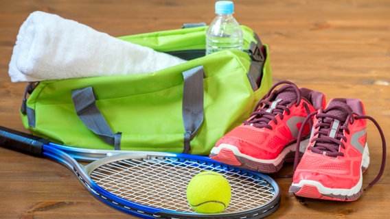 Sportschuhe, Tennisschläger und Ball liegen bereit. © colourbox Foto: Labunskiy K.
