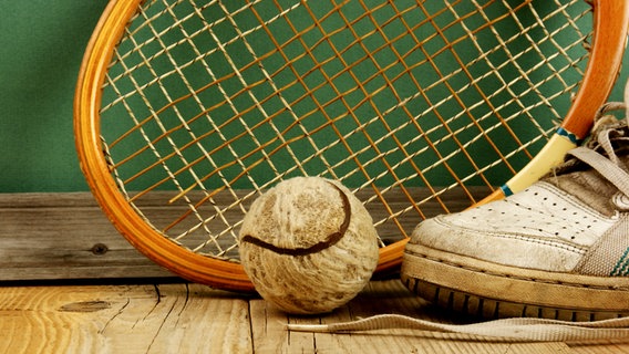 Tennisball, Schläger und Sportschuh sehen alt und dreckig aus. © colourbox Foto: -