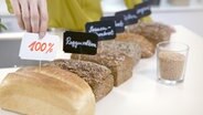 Verschiedene Brote mit Namensschildern aufgereiht. © NDR 