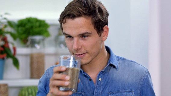 Lucas P. setzt an, einen Smoothie zu trinken. © NDR/nonfictionplanet 