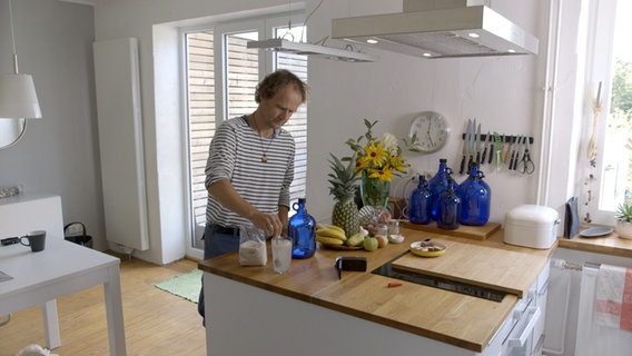 Mann hantiert in seiner Küche. © NDR 
