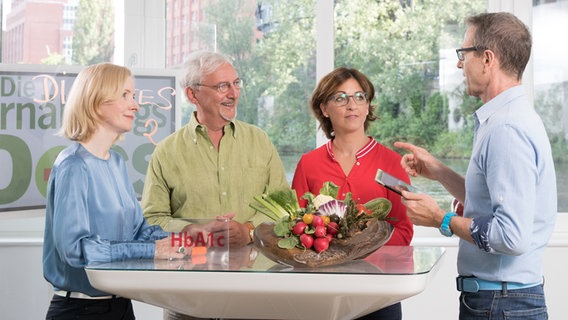 Die vier Ernährungs-Docs unterhalten sich am Stehtisch: Anne Fleck, Jörn Klasen, Silja Schäfer, Matthias Riedl © NDR Foto: Claudia Timmann