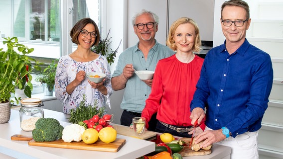 Die Ernährungs-Docs in der Hausboot-Küche, von links: Silja Schäfer, Jörn Klasen, Anne Fleck und Matthias Riedl. © NDR/ZS Verlag/Claudia Timmann 