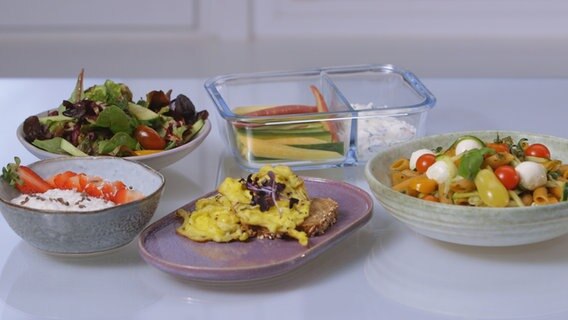 Daily example for 120 g of carbohydrates: muesli with berries, raw vegetables with herb dip, pasta made from red lentils with zucchini, mozzarella and herb pesto and a slice of protein bread with scrambled eggs, plus a mixed salad.  © NDR Photo: Oliver Zydek/Moritz Schwarz