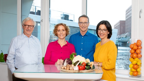 Die Ernährungs-Docs Jörn Klasen, Viola Andresen,Matthias Riedl und Silja Schäfer am Stehtisch auf dem Hausboot. © NDR Foto: Claudia Timmann