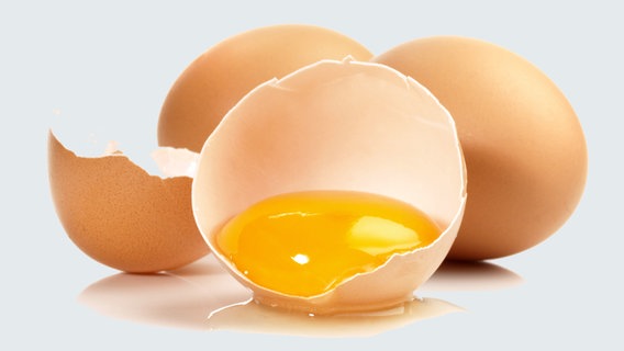 Zwei ganze und ein aufgeschlagenes Ei, in der einen Hälfte der Schale befindet sich noch das Eigelb. © Fotolia.com Foto: ExQuisine