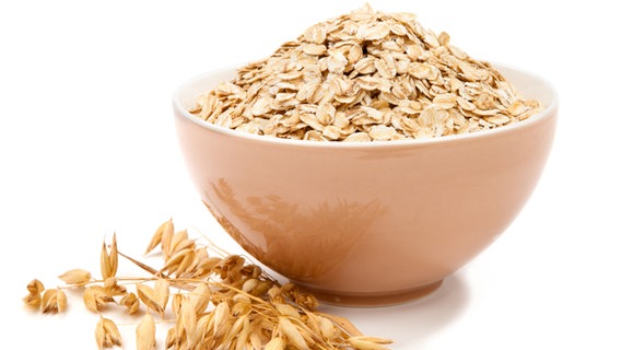 Rolled oats in a bowl.  © Fotolia.com Photo: Timmary