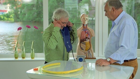 Die Ernährungs-Docs: Dr. Jörn Klasen greift zum Blutdruckmessgerät. © NDR 
