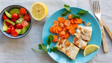 Fisch mit gedünsteten Möhren und Tomaten-Avocado-Salat © NDR Foto: Claudia Timmann