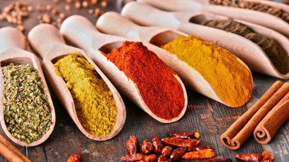 Gemahlene Gewürze wie Cayenne und Paprikapulver auf Holzschaufeln. © Fotolia.com Foto: monticellllo