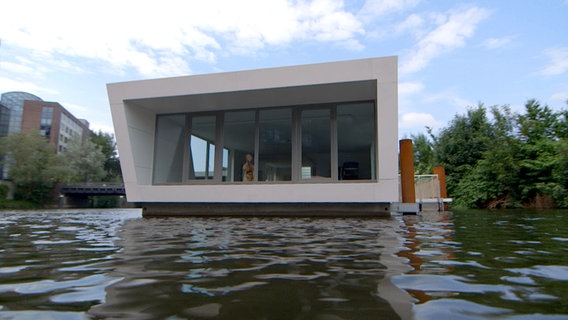 Ein modernes, kubisches Hausboot in Hamburg auf einem Kanal. © NDR/J. Tautfest und M. Schwarz 