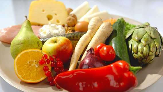 Tofu, Lachs, Quark, Käse und Geflügelfleisch sind mit Obst und Gemüse auf einem Teller dekoriert. © NDR Foto: Oliver Zydek/Moritz Schwarz