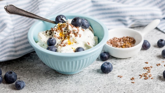 Magerquark mit Brennnesselsamen und Heidelbeeren in einem Schälchen. © NDR Foto: Claudia Timmann