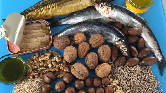 Eine Platte mit Nüssen, Samen, Ölen und verschiedenen Fischspezialitäten. © NDR 