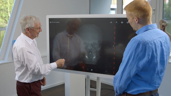Anhand eines MRT-Bildes erläutert Arzt Jörn Klasen, wie Polypen die Atmung und den Geruchssinn beeinträchtigen. © NDR 