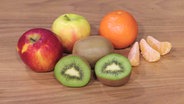Verschiedene Obstsorten auf einer Tischplatte © NDR 