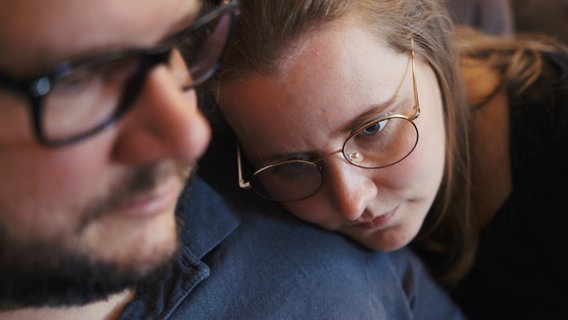 Junge Frau legt den Kopf auf die Schulter ihres Partners. © NDR Foto: Moritz Schwarz/Oliver Zydek