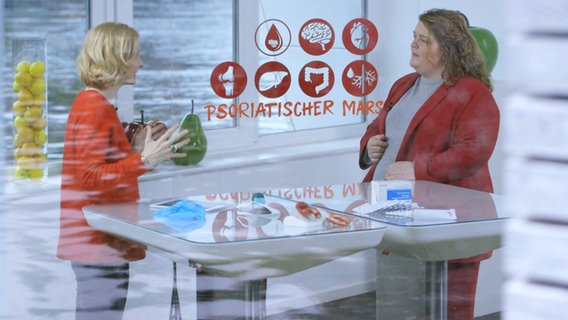 Anne Fleck steht mit Patientin sprechend auf dem Hausboot. © NDR Foto: Moritz Schwarz/Oliver Zydek