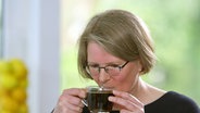 Eine Frau nippt an einer Tasse Tee. © NDR/nonfictionplanet/Oliver Zydek 