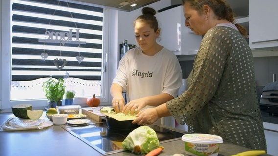 Eine 14-Jährige und ihre Mutter bereiten in der Küche einen Auflauf zu. © NDR/nonfictionplanet/Oliver Zydek 