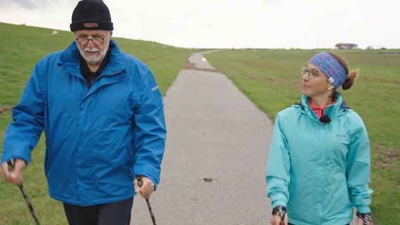 Walken gegen den Reflux: Bei einem Hausbesuch zeigt Ernährungsmedizinerin Silja Schäfer Bernd P., wie er in Bewegung kommt und warum das bei seiner Erkrankung wichtig ist. Walken gegen den Reflux: Bei einem Hausbesuch zeigt Ernährungsmedizinerin Silja Schäfer Bernd P., wie er in Bewegung kommt und warum das bei seiner Erkrankung wichtig ist. © NDR/nonfictionplanet/Oliver Zydek