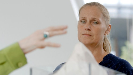 Die dreifache Mutter Janne H. ist von ihrer Krankheit überfordert. Sie ist ständig müde, erschöpft, leidet unter Stimmungsschwankungen. Die dreifache Mutter Janne H. ist von ihrer Krankheit überfordert. Sie ist ständig müde, erschöpft, leidet unter Stimmungsschwankungen. © NDR/doclights