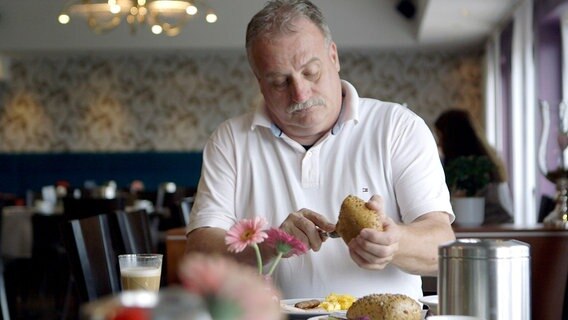 Viel unterwegs, zu viele Kohlenhydrate: Dem Sales-Manager Dirk von G. fällt es schwer, sich gesund zu ernähren. Viel unterwegs, zu viele Kohlenhydrate: Dem Sales-Manager Dirk von G. fällt es schwer, sich gesund zu ernähren. © NDR/doclights