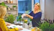 Anne Fleck schaut zu, wie ihre Patientin einen Fruchtshake macht. © NDR/nonfictionplanet 
