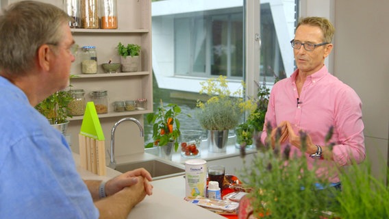 Ernährungsmediziner Matthias Riedl und Sönke B. steht am Tresen der Hausboot-Küche. © NDR/nonfictionplanet 