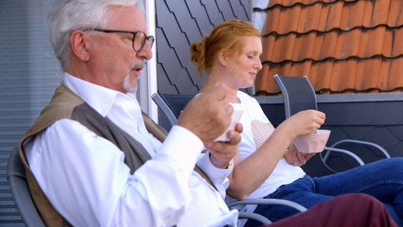 Beim Hausbesuch von Jörn Klasen probiert Carla S. mit dem Doc die neuen Rezepte auf dem heimischen Balkon. © NDR/nonfictionplanet 