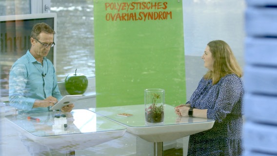 Matthias Riedl spricht mit einer jungen Frau über das polizytische Ovarialsyndrom. © NDR/Doclights GmbH/Oliver Zydek 