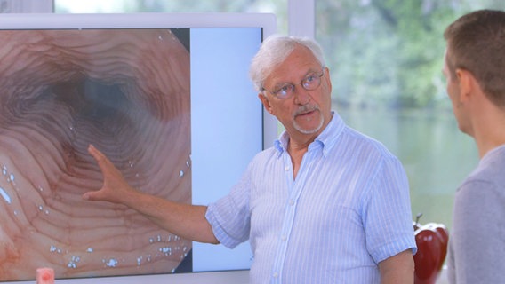 Ernährungs-Doc Klasen zeigt das Endoskopiebild einer Speiseröhre auf dem Monitor. © NDR 
