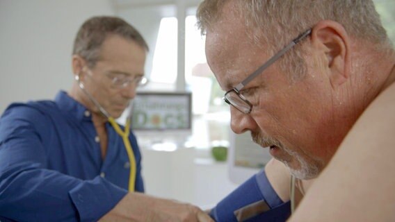 Dr. Riedl macht einen Belastungstest mit einem Patienten. © NDR 