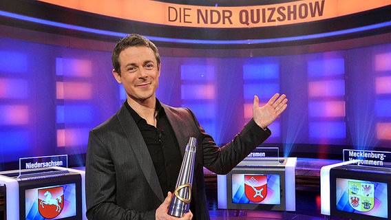 Moderator Alexander Bommes in der Kulisse der NDR Quizshow. © NDR/Uwe Ernst Foto: Uwe Ernst