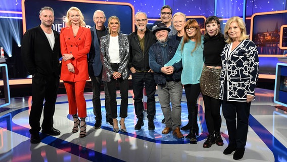 Moderatorin Laura Karasek (4.v.l.) mit den Kandidaten und Kandidatinnen Sasha, Franziska Knuppe, Mike Krüger, Reinhold Beckmann, Axel Prahl, Mousse T., Katja Ebstein, Wolfgang Lippert, Meret Becker und Sabine Postel © NDR/Uwe Ernst 