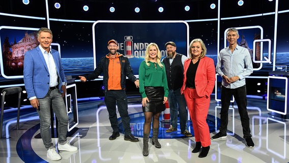 Moderator Jörg Pilawa mit den Kandidaten (v.l.n.r.) Martin Jürgensmann (NDR 1 Niedersachsen), Katharina Laß (NDR 1 Welle Nord), Stefan Kuna-Wagenhuber (NDR 1 Radio MV), Anja Goerz (Bremen Zwei), Stephan Heller (NDR 90,3) © NDR/Uwe Ernst 