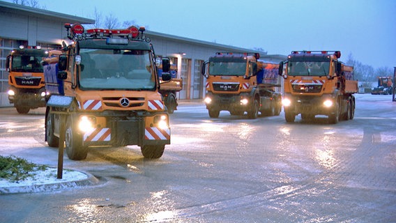 Sobald der erste Schnee fällt sind die Männer und Maschinen der Autobahnmeisterei Hittfeld im Dauereinsatz. © NDR/MfG-Film GmbH und CoKG/Ralf Biehler 