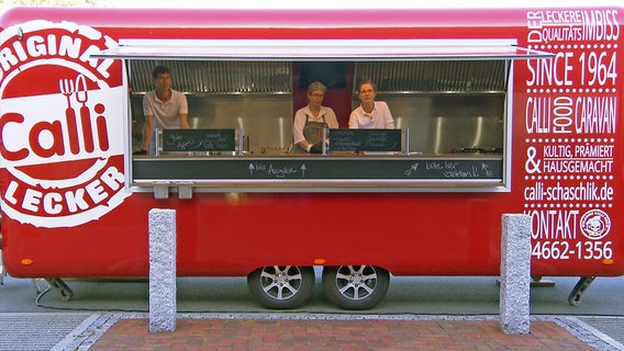 Mit den Food Caravans kommt Calli zu den Kunden. © NDR/Joker Pictures 