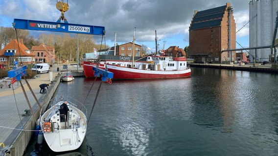 In Burgstaaken auf Fehmarn liegen Kranplatz Sportboothafen und Kommunalhafen mit Getreidespeicher dicht beieinander. In Burgstaaken auf Fehmarn liegen Kranplatz Sportboothafen und Kommunalhafen mit Getreidespeicher dicht beieinander. © NDR/Joker Pictures