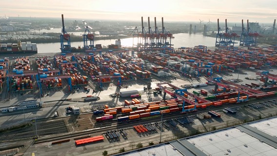 Containerabfertigung im Hamburger Hafen © NDR/Miramedia 