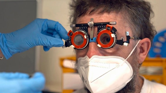 Selbst wenn die Werte nicht zu 100 Prozent stimmen: eine gespendete Brille kann das Leben auf der Straße erleichtern. Selbst wenn die Werte nicht zu 100 Prozent stimmen: eine gespendete Brille kann das Leben auf der Straße erleichtern. © NDR/ZAG!media