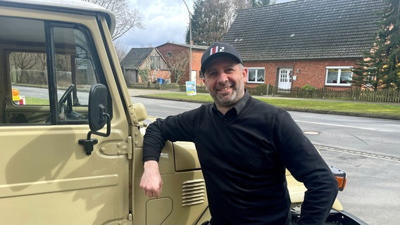 Der gebürtige Libanese Ray Aboud hat sich in Welle, Niedersachsen einen Lebenstraum erfüllt und vor drei Jahren eine KFZ-Werkstatt mit Autohandel für Old- und Youngtimer eröffnet. © NDR/Saskia Bezzenberger 