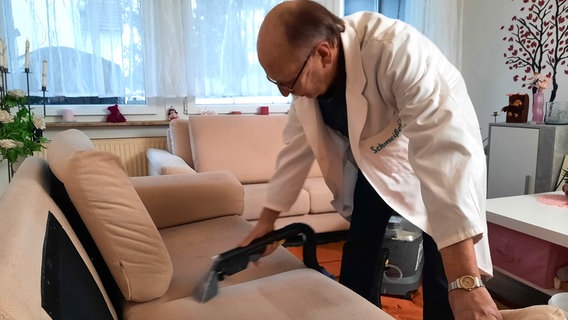 Frank Schmeißer kümmert sich um das, was zu groß für die Waschmaschine ist. Er reinigt Sofas und Teppiche in Hannover. © NDR/FILMBLICK Hannover/Florian Stege 
